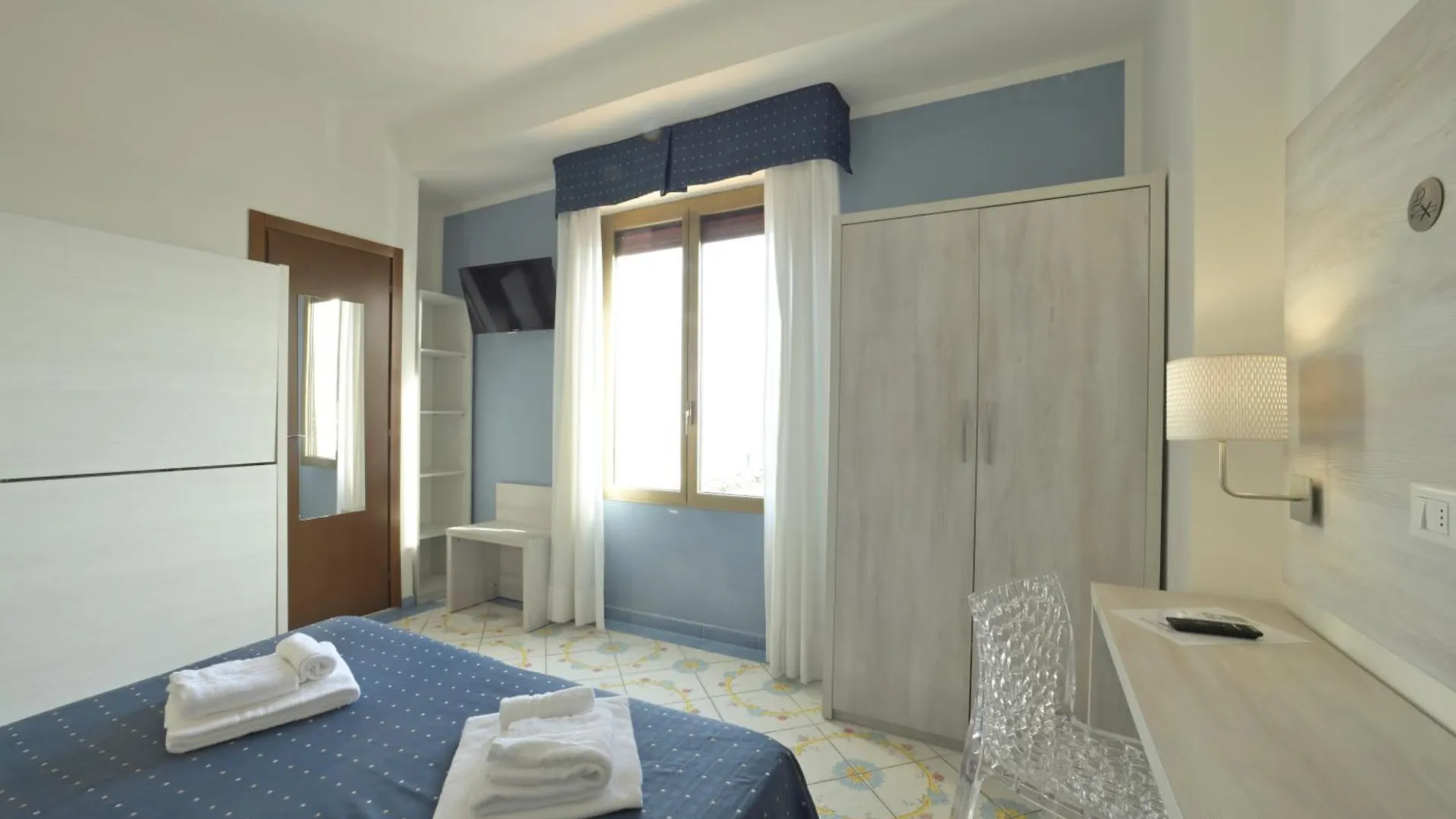 Hotel Delfino Laigueglia 3*,  Italy